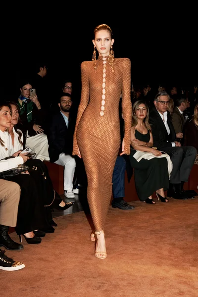 Look 16